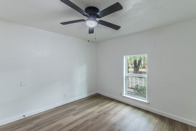 Building Photo - Remodeled 2BR Home w/ Fenced Yard – Only $1395