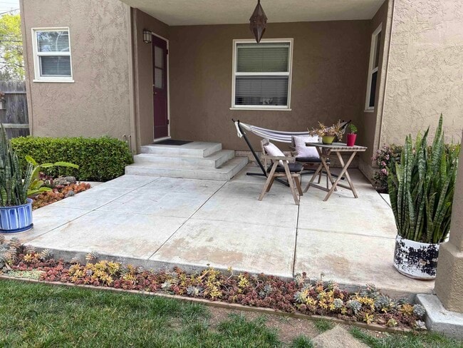 Building Photo - 4735 Lomitas Dr