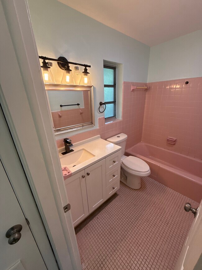 Building Photo - 2247 Taylor St