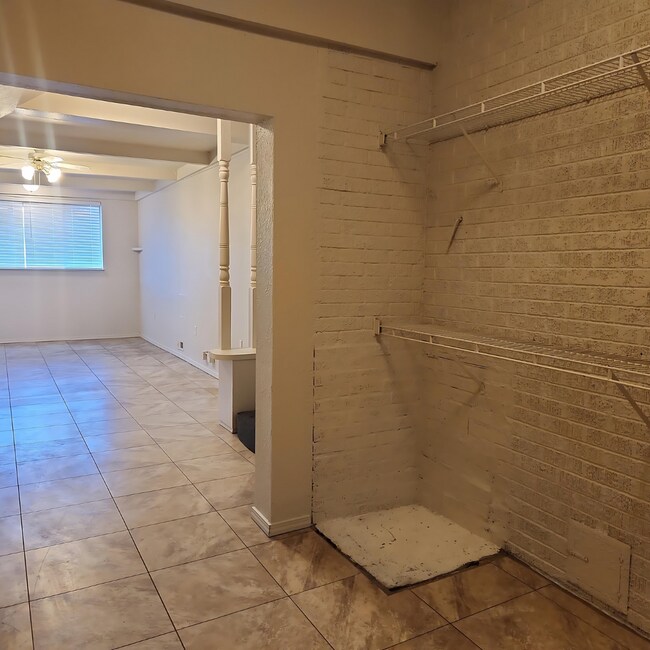 Building Photo - 911 W Leola St