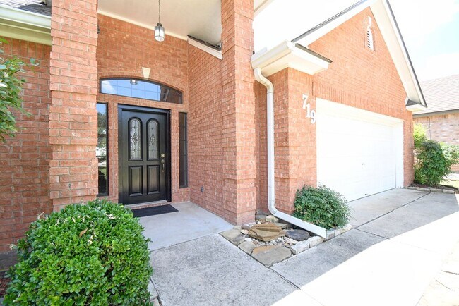 Building Photo - 719 Oak Hollow Dr