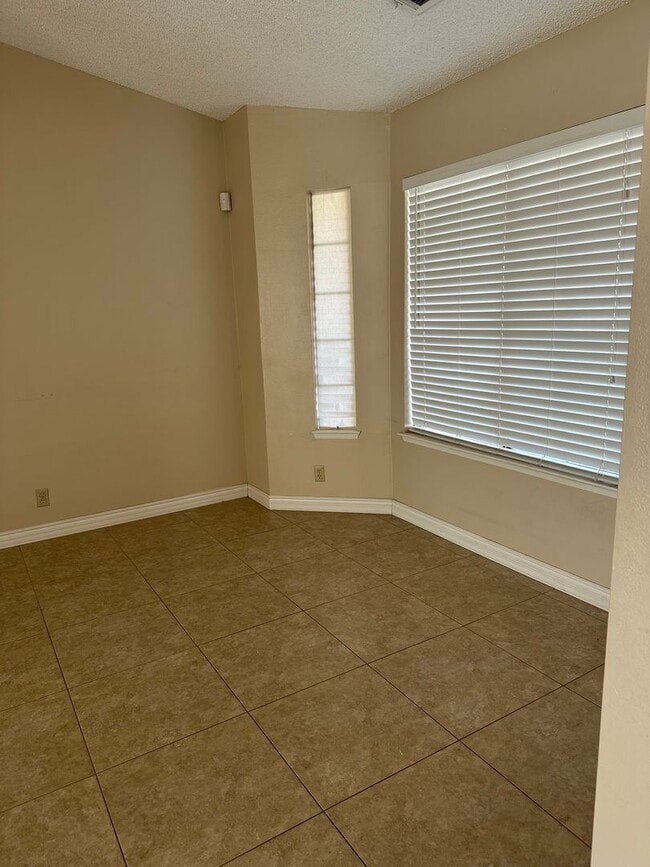 Building Photo - For Rent - Cozy 3 Bed, 2 Bath + Den