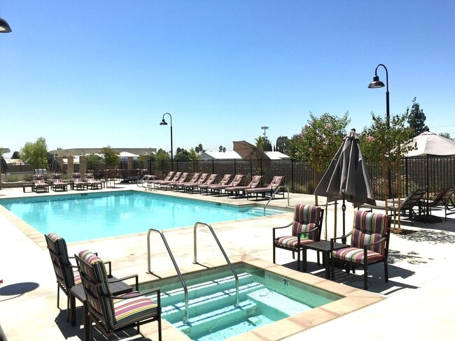 Building Photo - Beautiful 2 Bedroom, 2.5 Baths Townhome in...