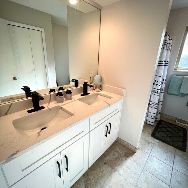 Building Photo - 14372 W Archer Ave