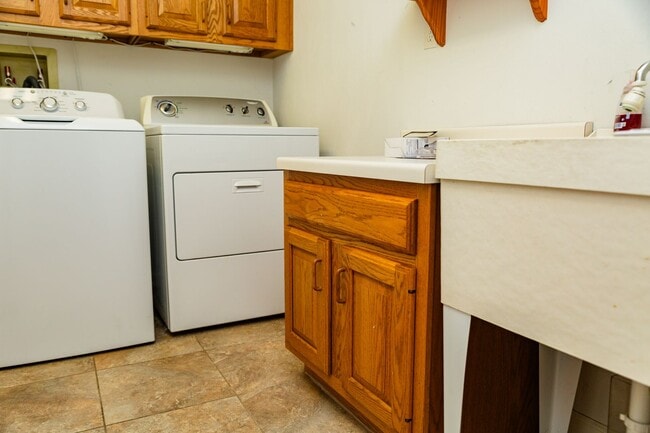 Building Photo - New Listing!