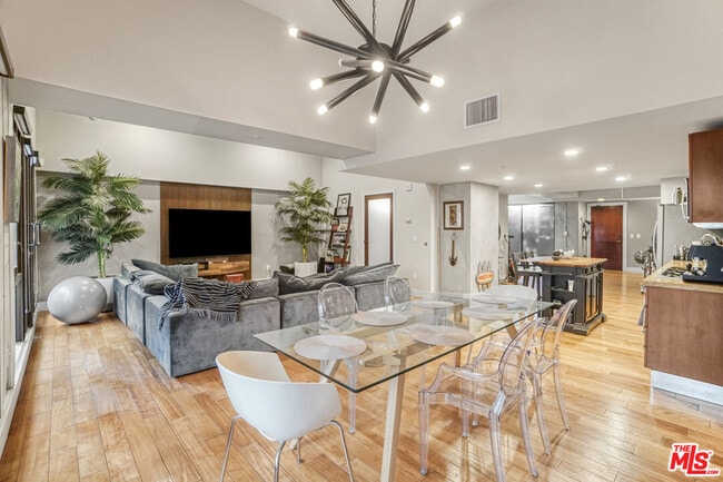 Building Photo - 460 S Spring St