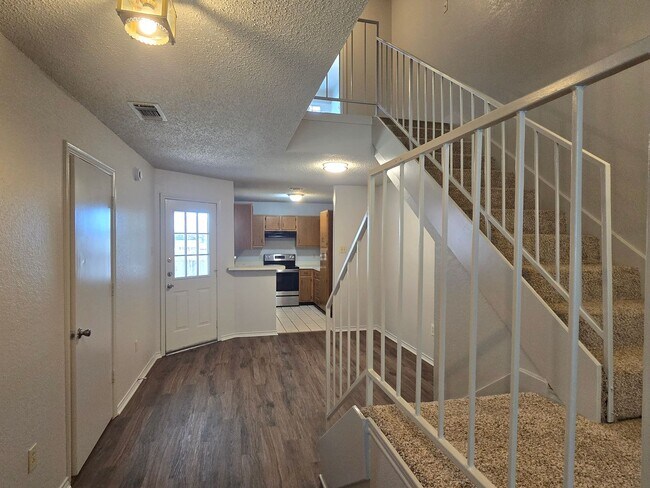 Building Photo - 906 Meadow Cir N
