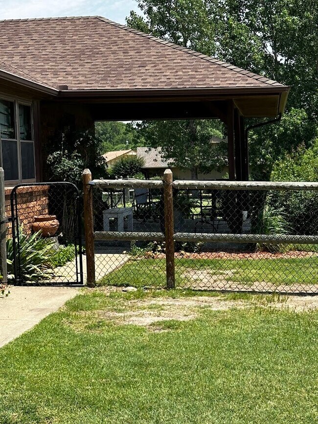 Building Photo - 9119 N 153rd East Ave