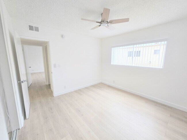 Building Photo - Welcome home! 2bd/2ba unit with parking. Master bedroom with en-suite bathroom!