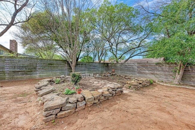 Building Photo - 2804 Sissinghurst Dr