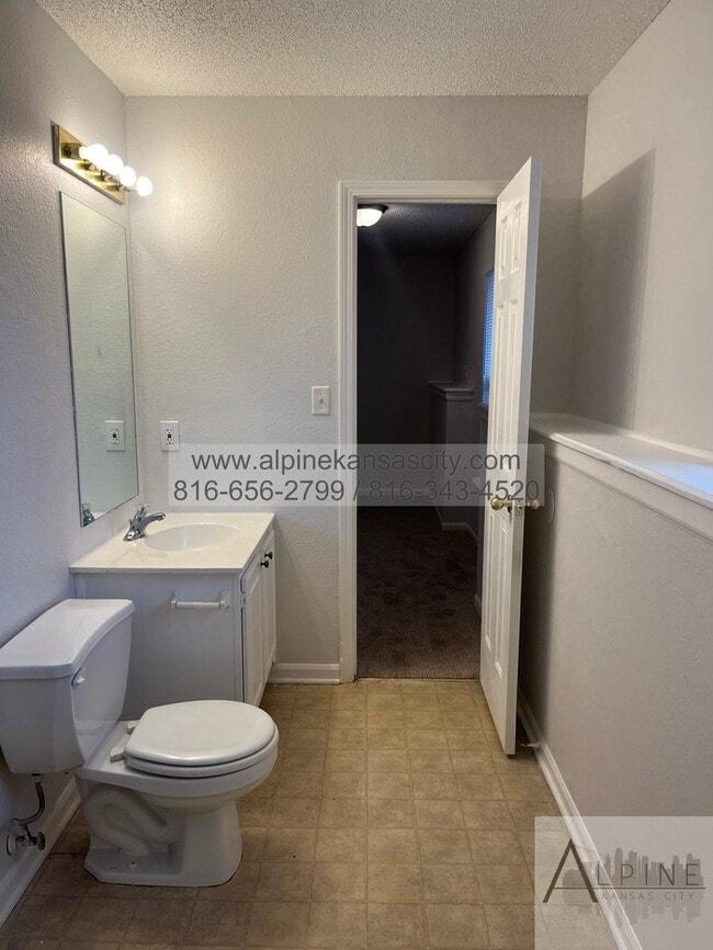 Building Photo - Spacious Gladstone Duplex, Corner Lot, 2 Car Garage!