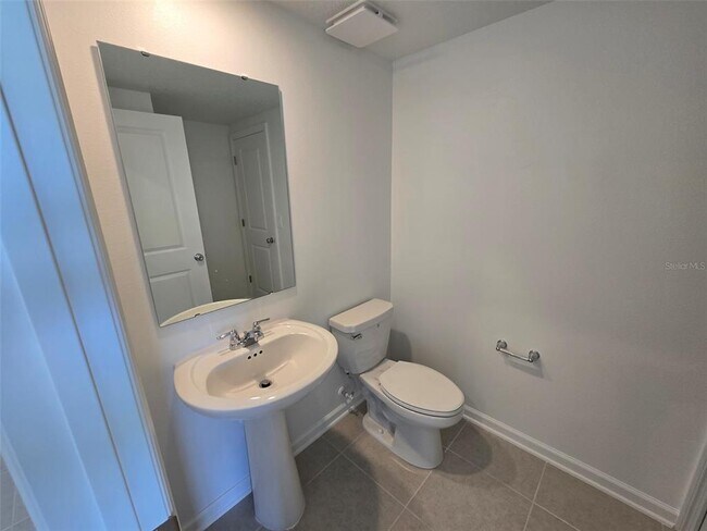 Building Photo - 3070 Chantilly Dr