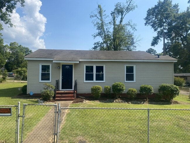 Building Photo - Large 4 Bedroom 2 Bath Home