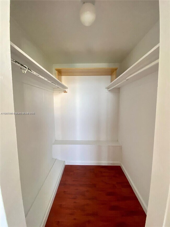 Building Photo - 825 Brickell Bay Dr