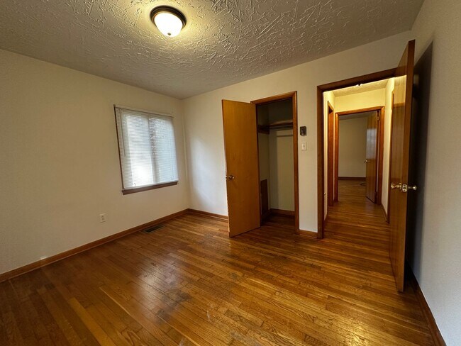 Building Photo - *Move in Special - Spacious 3 bedroom/ 2.5 bath home near Exit 8 - Morristown, TN