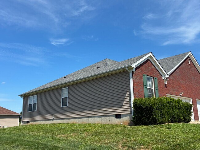 Building Photo - **LESS than 10 minute Drive from Fort Knox**