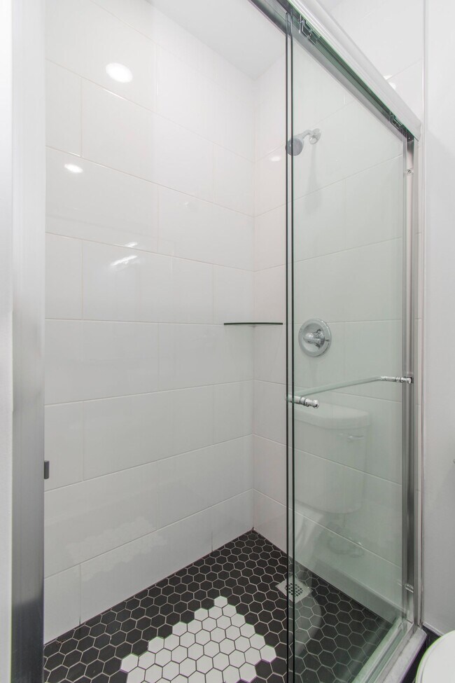 Building Photo - New! Renovated & Modern Apartment