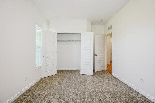 Building Photo - 105 Clearwater Dr