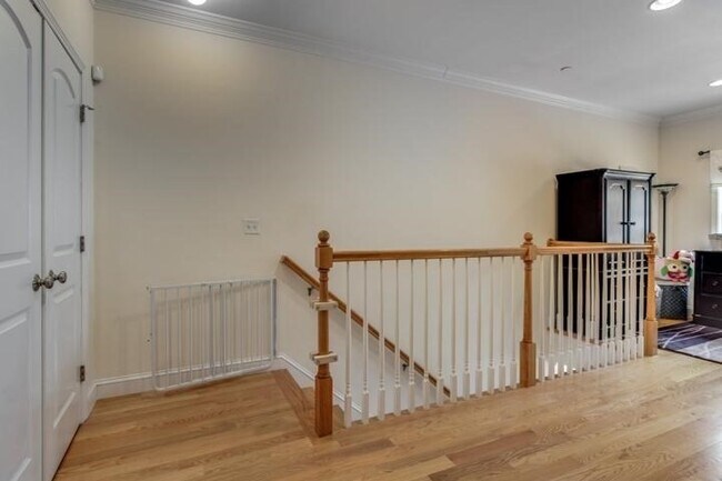 Building Photo - 142 Bigelow St