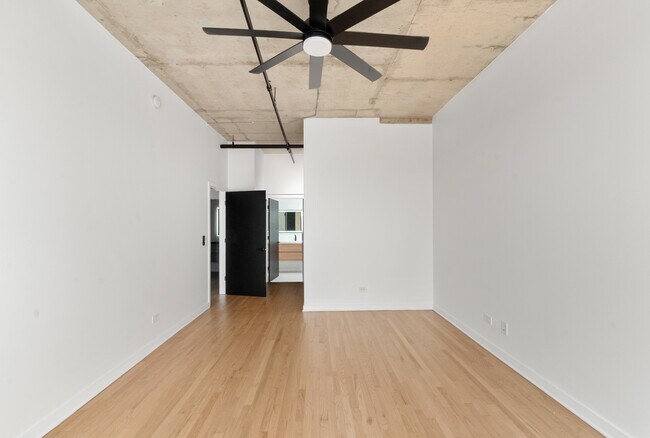 Building Photo - 6 S Laflin St