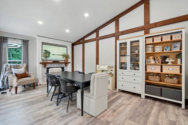 Building Photo - 2947 Meramar Dr