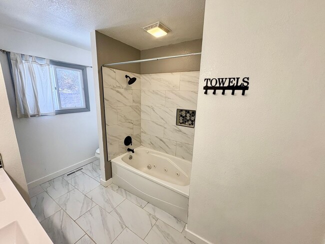 Building Photo - Large 3 bedroom house in the Heights! (Items will be removed)