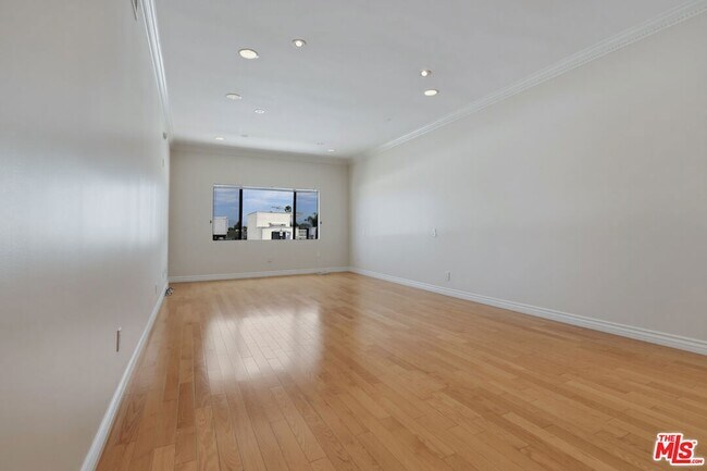 Building Photo - 4443 Ventura Canyon Ave