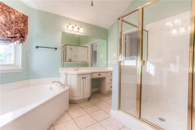 Building Photo - Spacious 3 Bed- 2 Bath in the Exclusive Private Riverwood Addition- SW Fort Worth- 76116