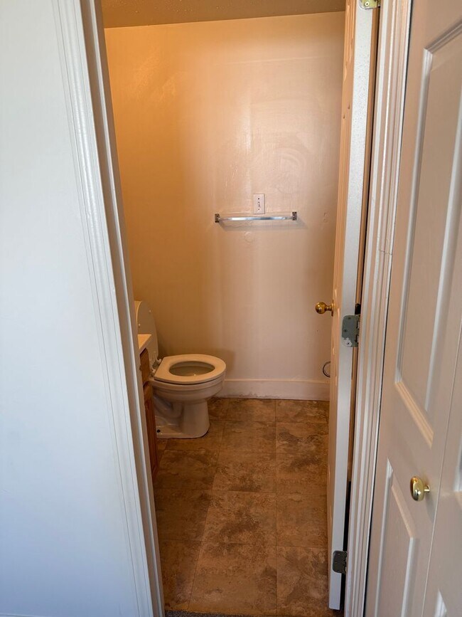 Building Photo - Clearfield 4 bedroom, 3 bathroom home. Big...
