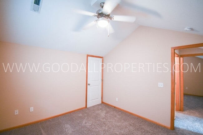 Building Photo - 3 Bedroom 2.5 Bathroom end unit home in Urbandale!!!