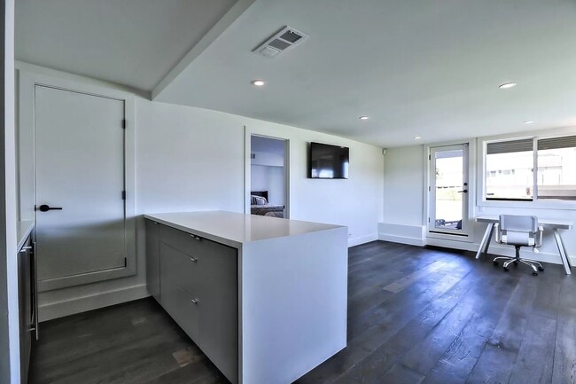 Building Photo - 686 Port Dr