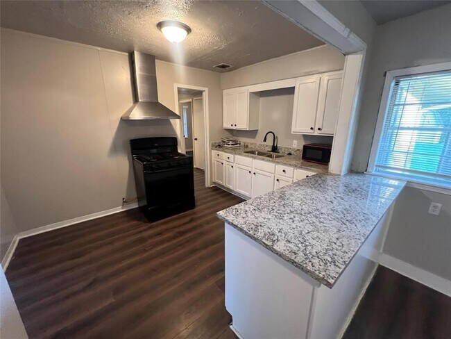 Building Photo - 5818 Glenhurst Dr