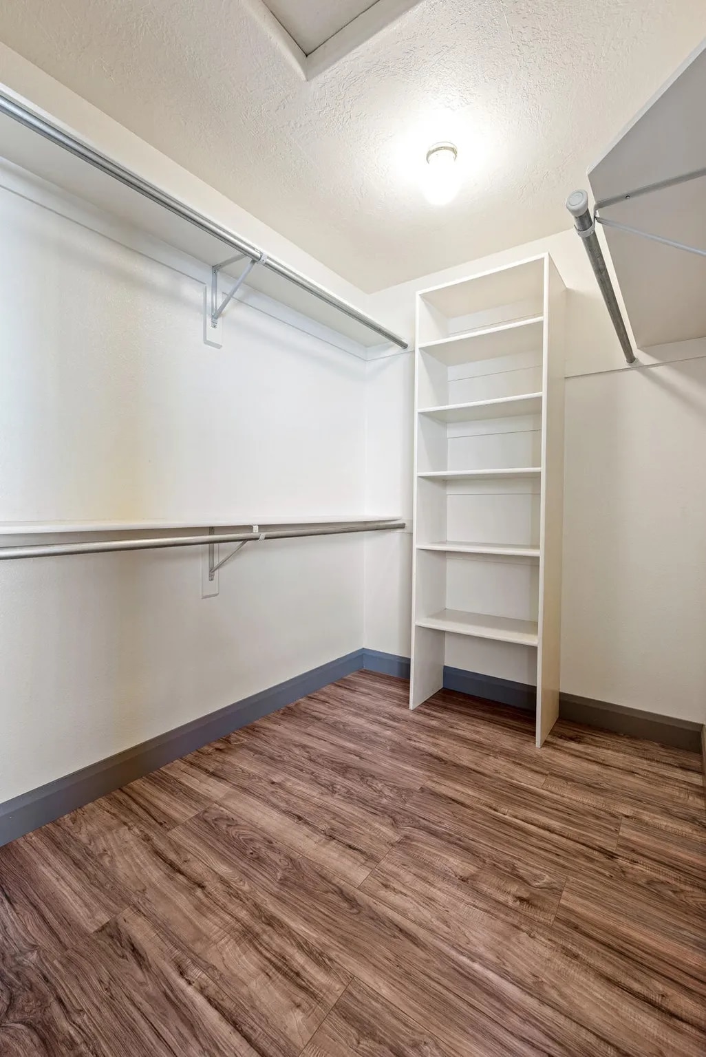 Building Photo - 1852 N Wedgewood Ln