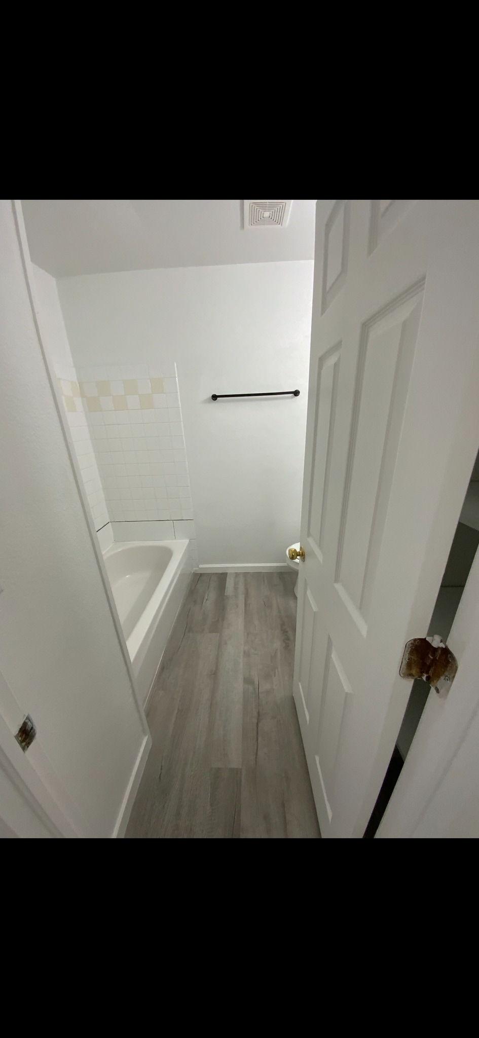 Upstairs bath room - 28 Yorkshire Rd