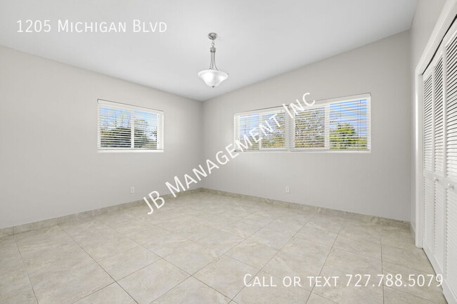 Building Photo - Available Now!! 3/2/2 Spacious home!