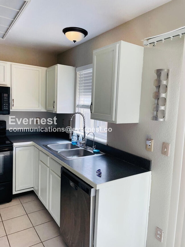 Building Photo - 2107 S Acoma St