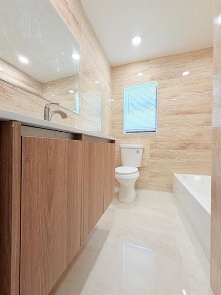 Building Photo - 53 NE 16th Pl