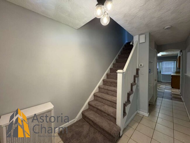 Building Photo - Conveniently Located 3 Bedroom with Privat...