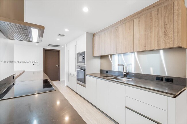 Building Photo - 1000 Brickell Plaza