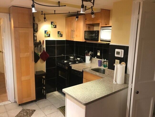 Fully equipped kitchen - 2 Emmons Pl