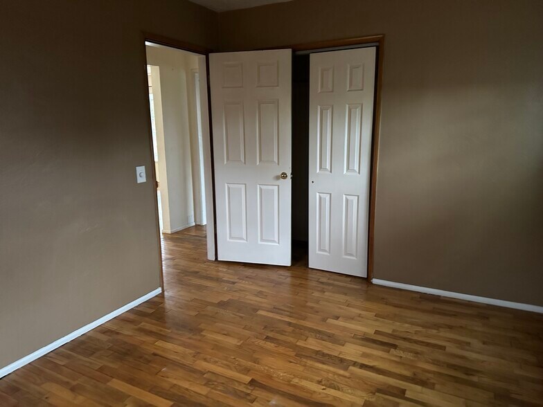 Building Photo - 1060 NE Churchill St