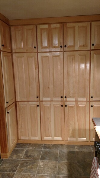 kitchen - 419 E King Rd