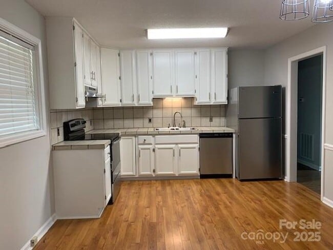 Building Photo - Move-In Ready 3BR/2BA with New Appliances ...