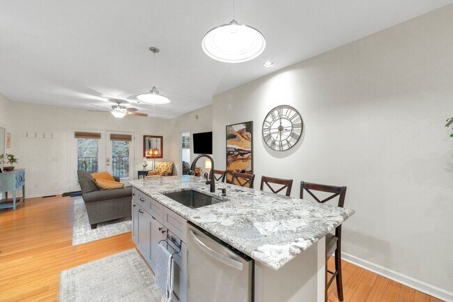 Building Photo - Charming 2BR Condo in Asheville