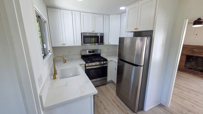 Building Photo - Beautifully Remodeled Detached 2 Bed 1 Bath Home with yard and pet friendly!