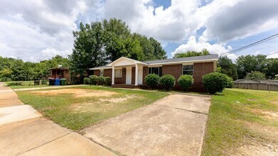 Building Photo - Centrally Located 2 bedroom 1 bathroom!!