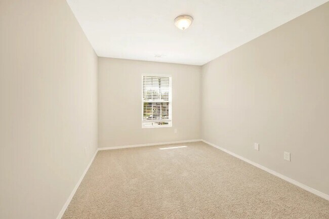 Building Photo - 2888 Creekbend Dr