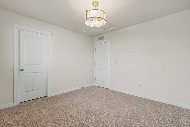 Building Photo - 2040 Kelly Dr