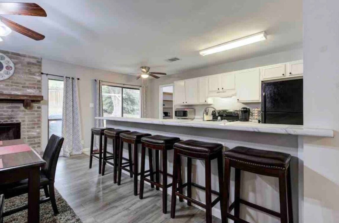 Building Photo - 802 Thrasher Dr
