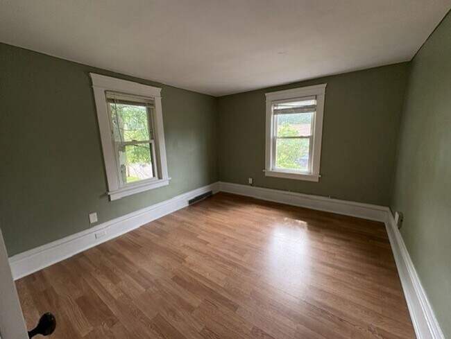 Building Photo - Charming Akron Upstairs Rental with Spacious Rooms and Included Appliances